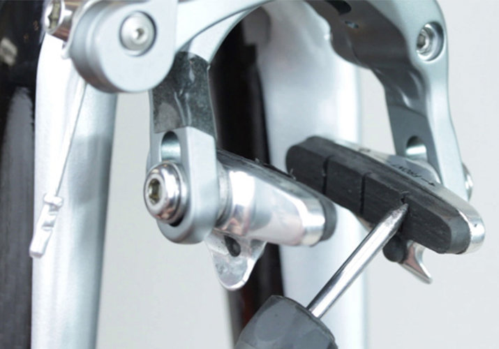 Czyszczenie i regulacja klocków hamulcowych w rowerze szosowym.