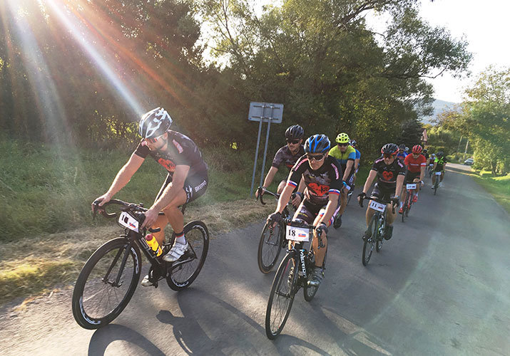 W jakich formacjach jeździ peleton kolarski?