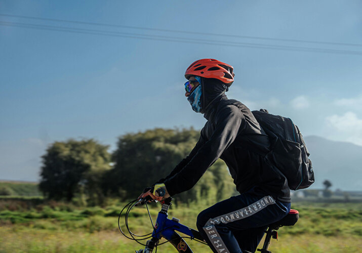 Wybór chusty na szyję i czapki kolarskiej - akcesoria dla każdego