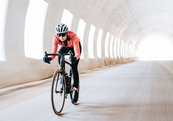 Jak utrzymać motywację do treningów rowerowych jesienią i zimą?