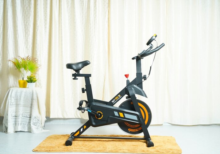 Magia zimowej jazdy na rowerze w ciepłym domowym zaciszu