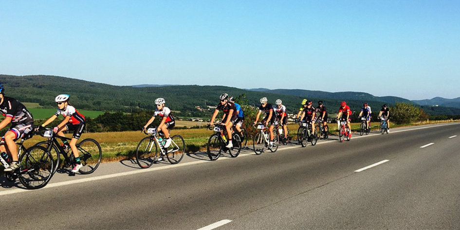 W jakich formacjach jeździ peleton kolarski?>