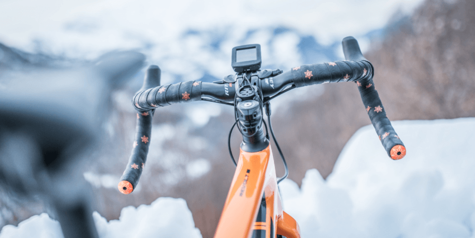 Jakich akcesoriów nie powinno zabraknąć podczas zimowej jazdy na rowerze>