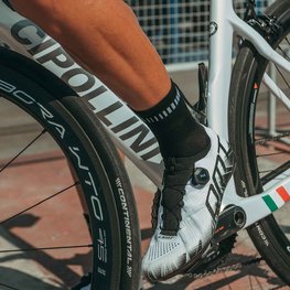 ALÉ Kolarskie klasyczne skarpetki - LOGO Q-SKIN  - biały/czarny